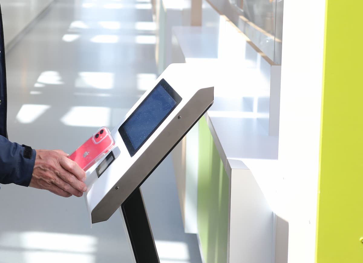 Handy am Terminal | Logis.P Deutschland GmbH